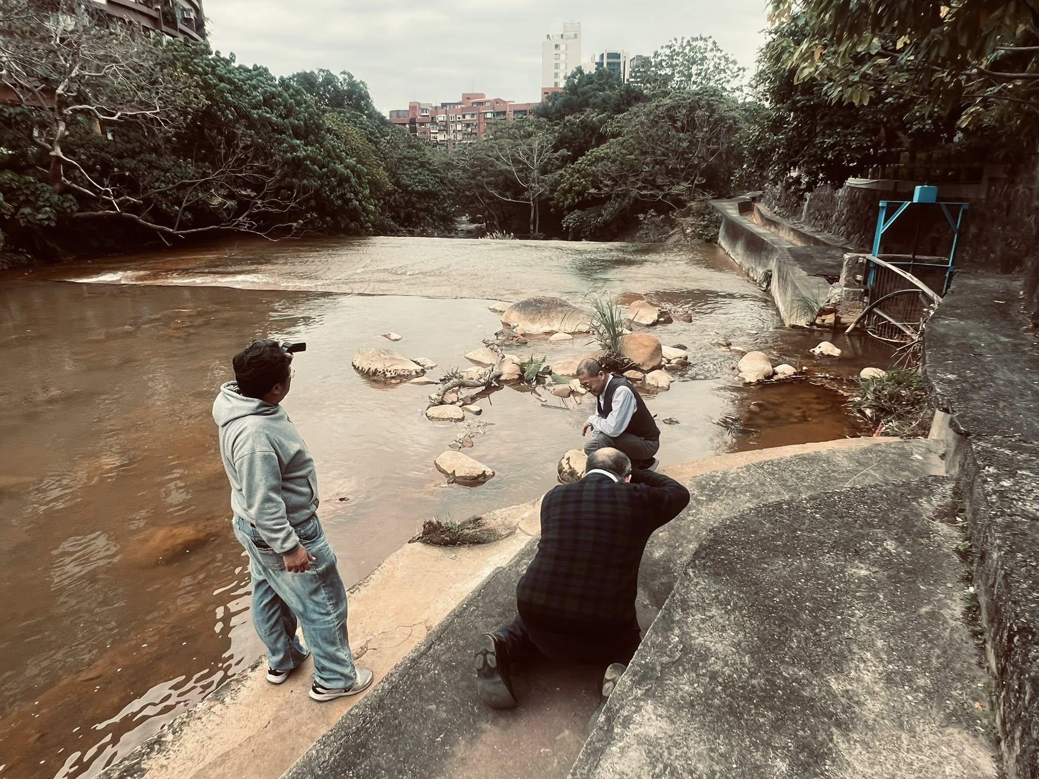 帶著《台北市廛居》稿件，走進台北的街景 / with 陳克華